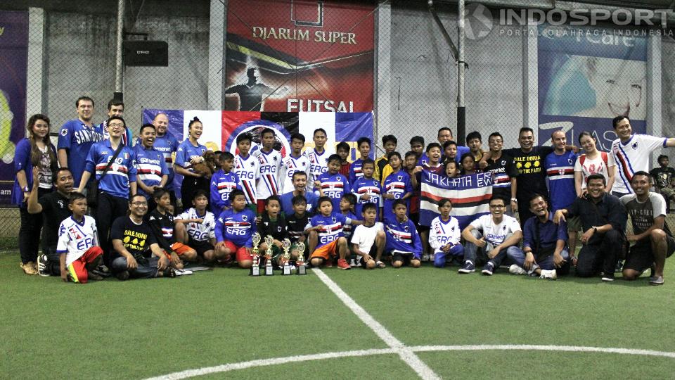 Sampdoria Club Indonesia bersama para peserta turnamen futsal Sampdoriani for Kids 2015, Minggu (25/01/15). - INDOSPORT